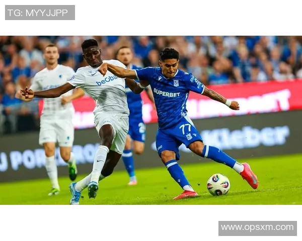 亨克与莱克的激烈对决揭示了足球战术的博弈与团队合作的重要性