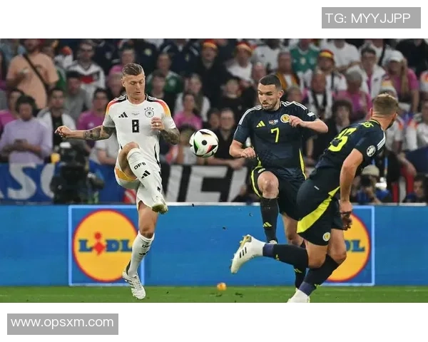 克罗斯在足球世界的影响力与传奇生涯探讨